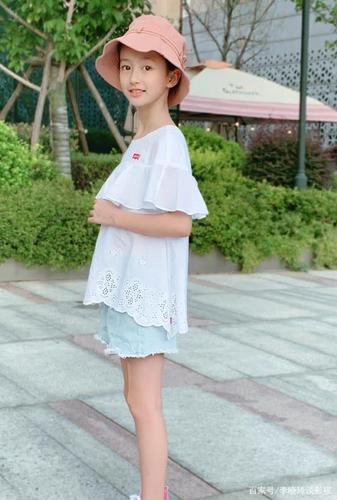 童星裴佳欣参加校运会,穿自己设计的"婚纱裙",这初恋脸无敌了