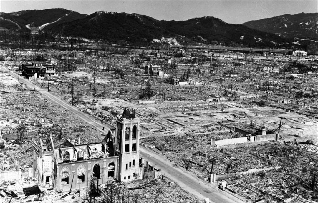 老照片:1945年原子弹爆炸后的广岛,图7被核辐射的人留下的脚印
