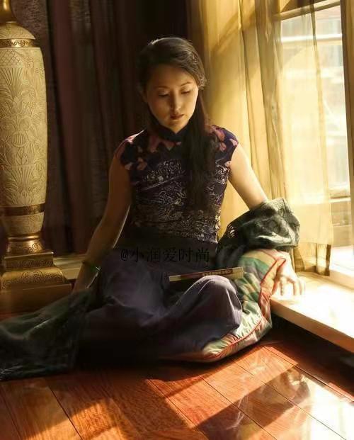 "紫色印花旗袍 墨绿色围巾",陈晓旭这套旗袍搭配,采用"叠穿"技巧,古典