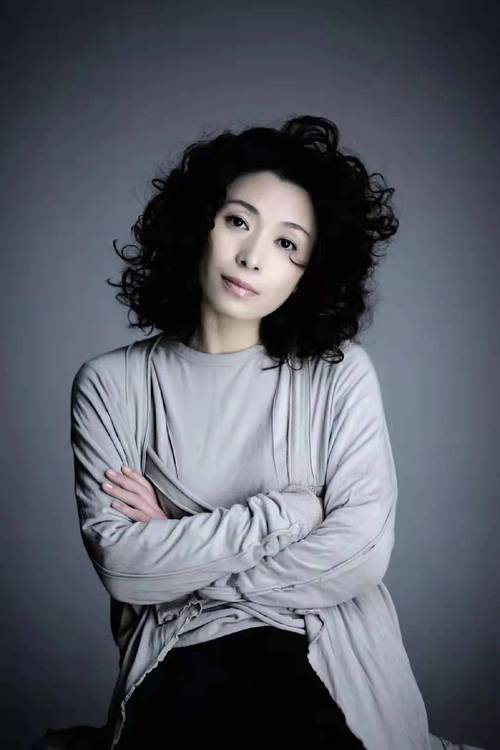 1999年,刘丹曾在电视剧《刑警本色》中饰演肖丽萍,最初利用姿色做坏事