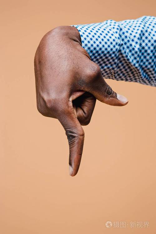 黑男手指指手手势用食指指着虚拟物体的人