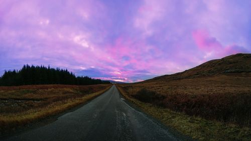 路,紫色的天空,云,日落 4k