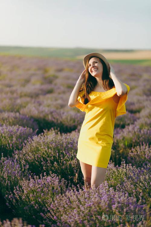 在夏季自然背景下, 紫色薰衣草花草场户外的年轻性感美女肖像.