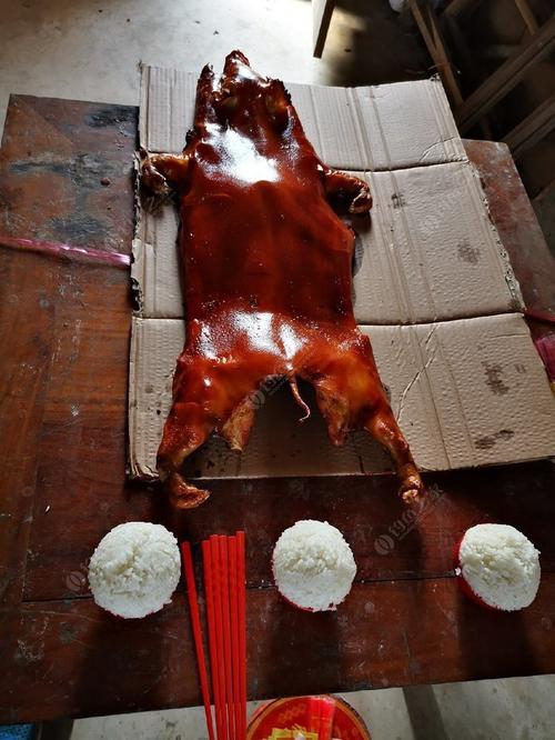 清明节烤乳猪拜神是海南的风俗