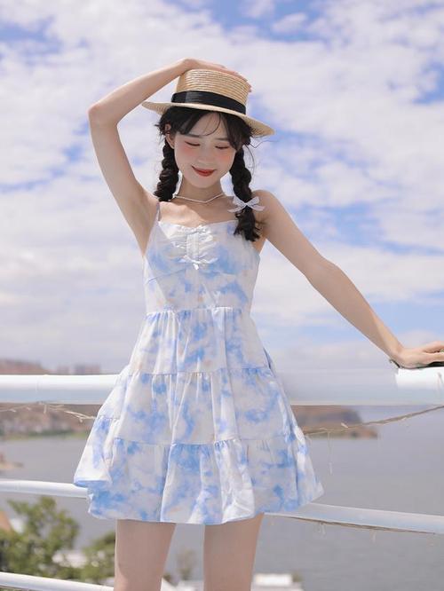蓝色印花吊带裙非常有可爱风,配草帽拍照太少女感.