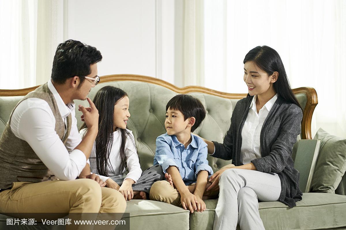 亚洲父母和孩子在家聊天