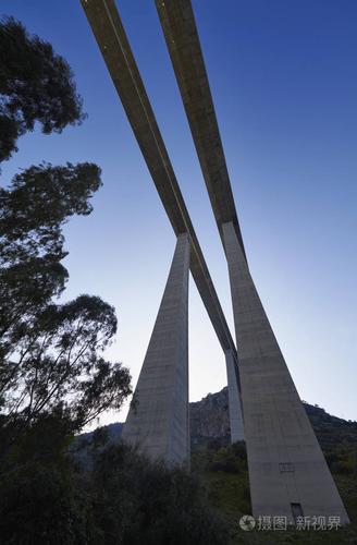 意大利西西里墨西拿省公路立交桥混凝土柱