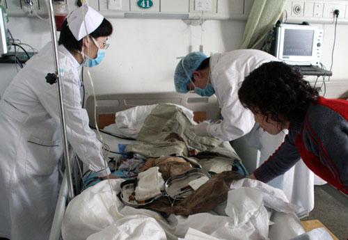 4月10日,一名车祸中的伤者在天水市第一人民医院接受救治.