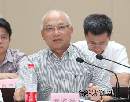 图为中国兵器工业集团公司党组书记尹家绪讲话.