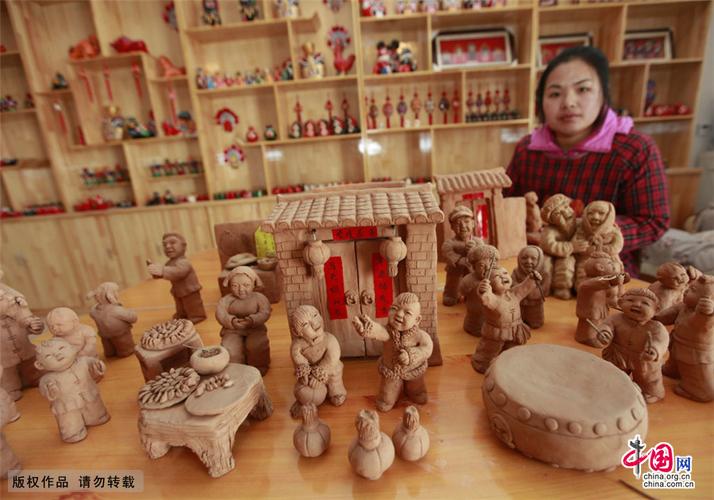 2015年1月20日,河南省浚县艺人李卫雪展示创作的泥塑作品《乡村农民