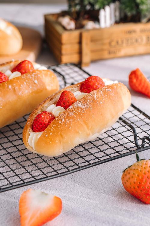 「 草莓奶油面包 crean bread 」奶油面包算是一款非常经典的面包了.