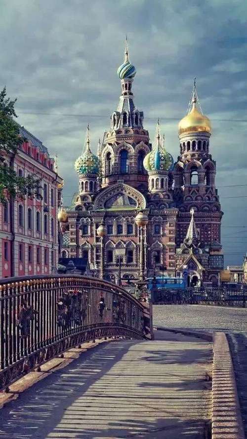 克里姆林宫克里姆林宫是一组建筑群,位于莫斯科心脏