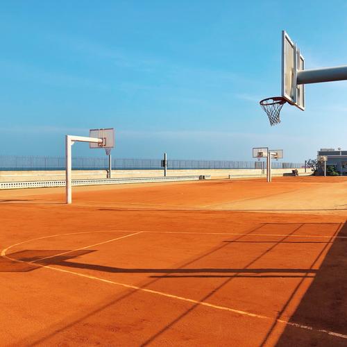 海边篮球场
