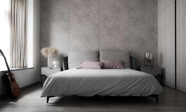 主卧延续了客厅的简约风格,床头墙面我们选择了浅灰色与床尾衣柜颜色