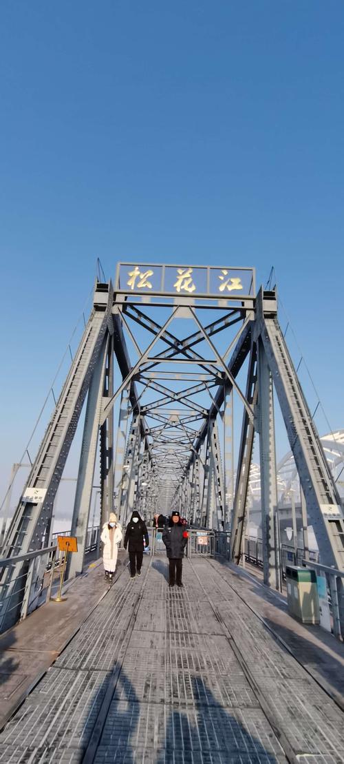 松花江上的中东铁路桥,不通车了,现已成为到哈尔滨游览打卡的网