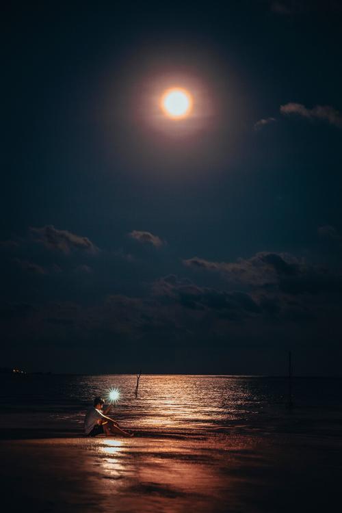 孤影对月位于苏梅的拉迈月光晒在大海里孤影独做在沙滩时间仿佛也静止