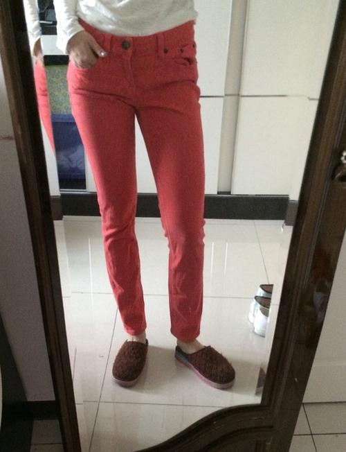 forever21码沙拉红色做旧牛仔裤裤 大腿部分的做旧磨破效果很有亮点