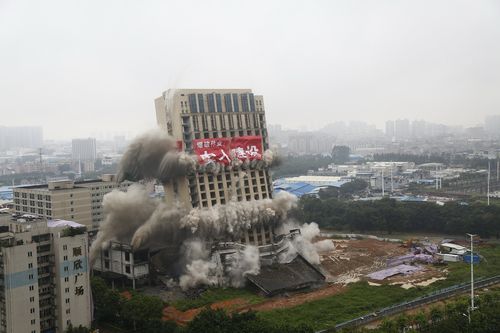 广州:106.5米26层高楼成功爆破