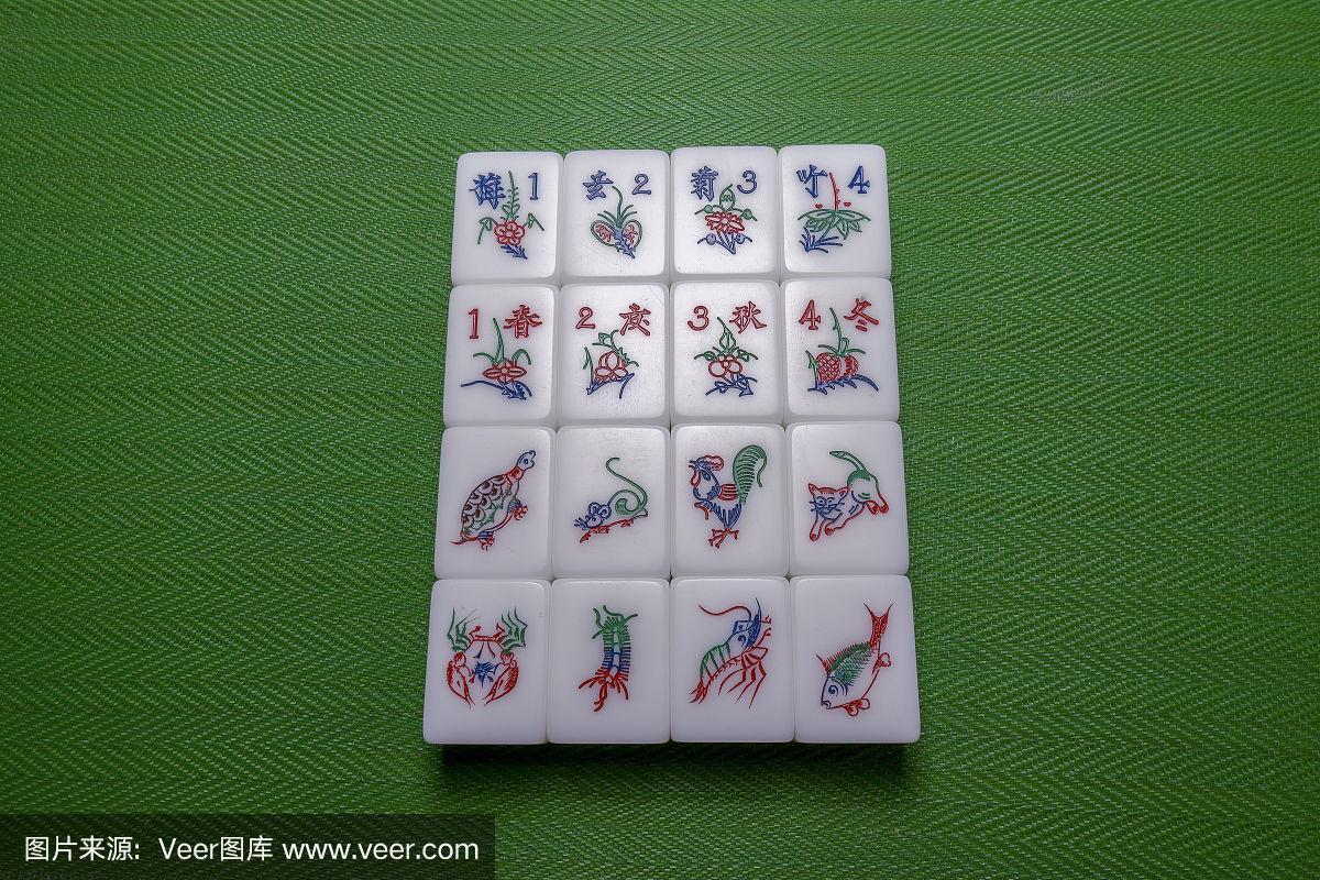 花麻将花瓷砖的中国游戏在绿色的背景上.