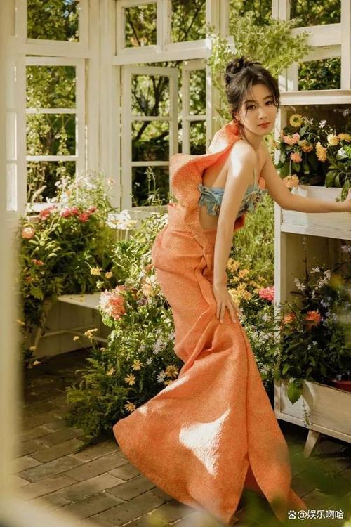 杨紫一身橙色的比基尼吊带长裙露肩露腰时尚又大胆好性感