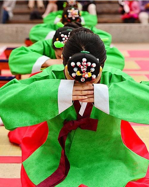 中国少女穿韩式传统服装体验韩国成年礼 - 热点图片 - 东南网
