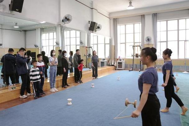 中国杂技团,北京市杂技学校举办团校公众开放日活动现场,来宾了解杂技