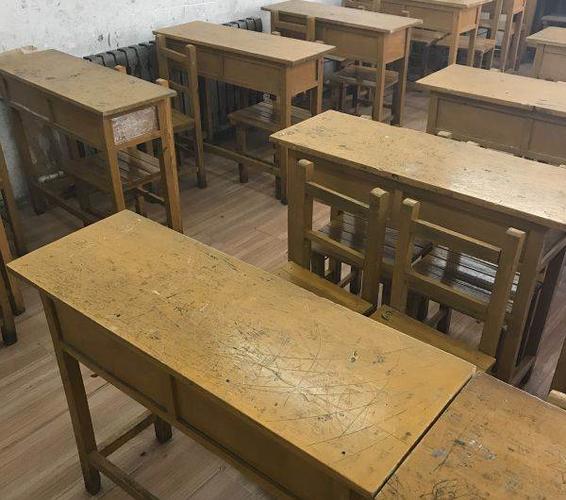 学生木质课桌椅