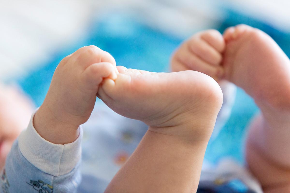 宝宝为什么爱吃脚?有哪些原因?