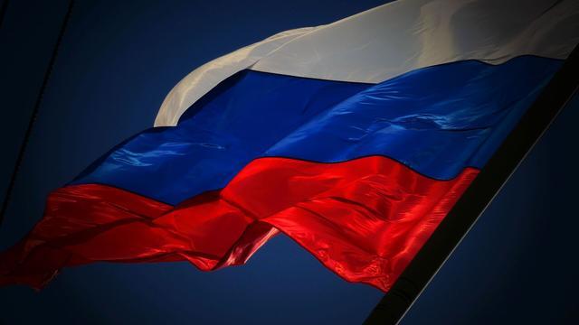 奥伦堡州居民展开1300米长俄罗斯国旗创纪录