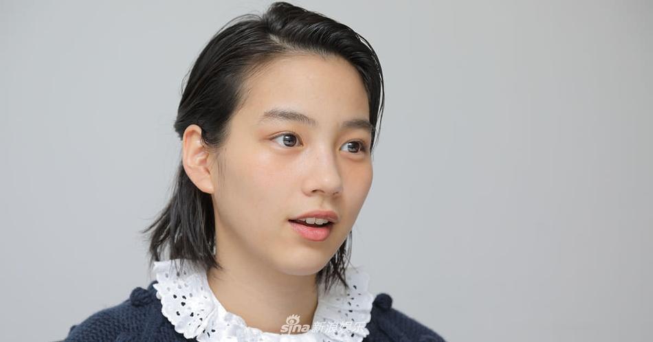 组图:日本女星能年玲奈接受采访 妆容干净笑容甜美