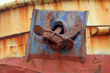 船舶配件生锈的铁锚照片