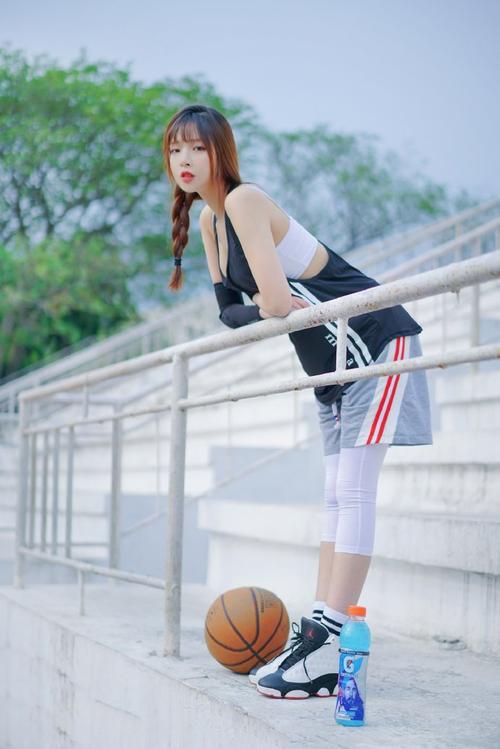 极品篮球美女露脐运动风性感写真图片
