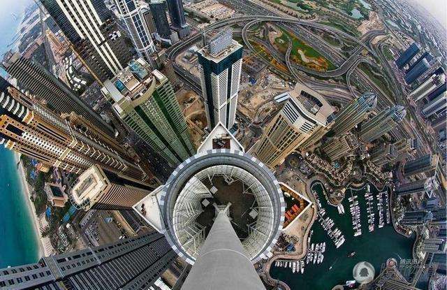 828米世界第一高楼在顶端俯视城市让人心潮澎湃