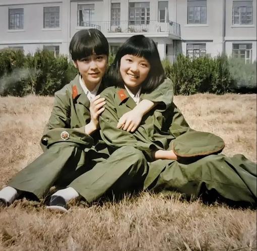 80年代,两个年轻女兵的亲密合影,85式军装特别好看尤其是干部服|军衔