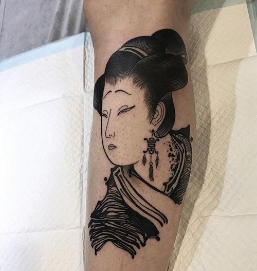 小腿黑灰日式艺妓纹身图案