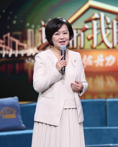 鞠萍几天前节目完成了第一次录制,鞠萍被当期四个家庭的故事深深感动