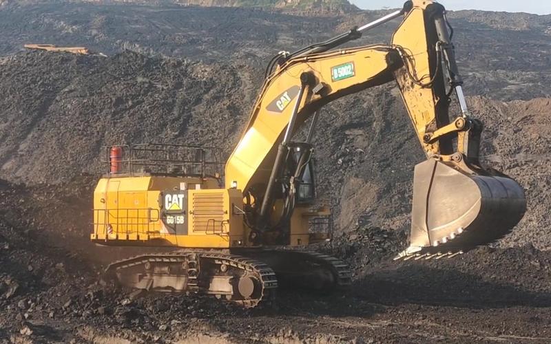 卡特彼勒6015b重型矿用反铲挖掘机在矿山工作