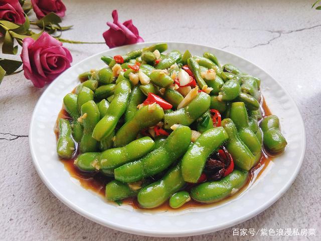 各种凉拌菜大受欢迎,而凉拌毛豆,是武汉夏天最火的特色下酒小凉菜
