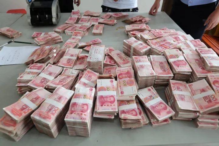 越南街头一奇特现象,商贩摊位摆放成捆的人民币,为啥没人去抢?