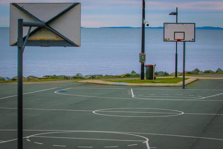 海边篮球场