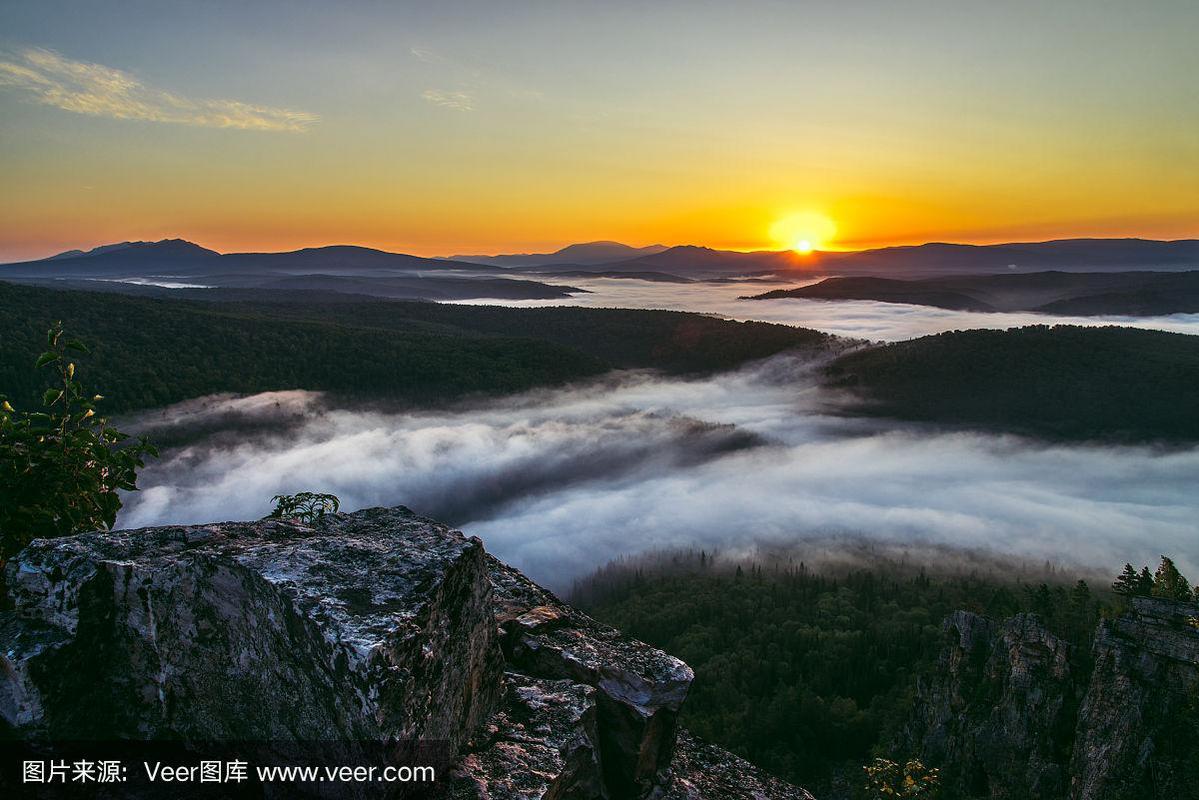 风景优美的山地景观与薄雾在夏季早晨,俄罗斯,乌拉尔.