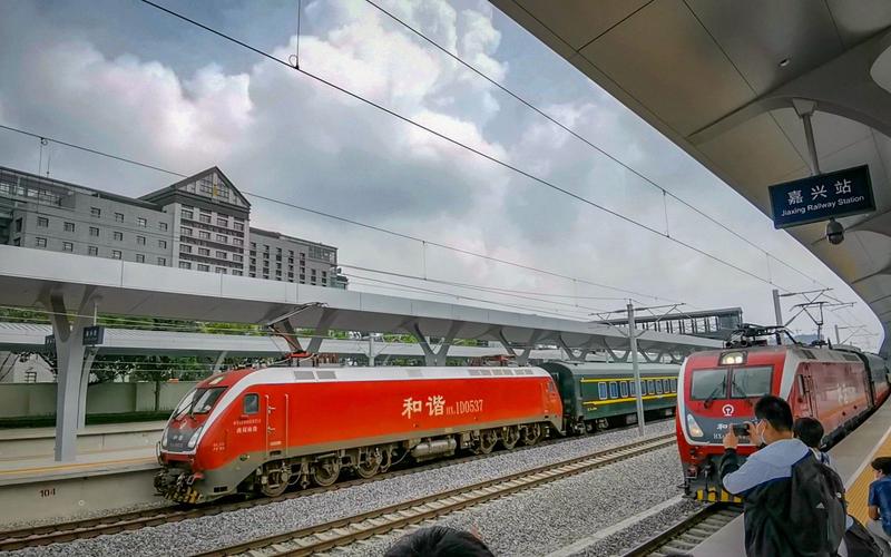南局南段hxd1d电力机车0537号机牵引上海南——九江k1185次列车驶出