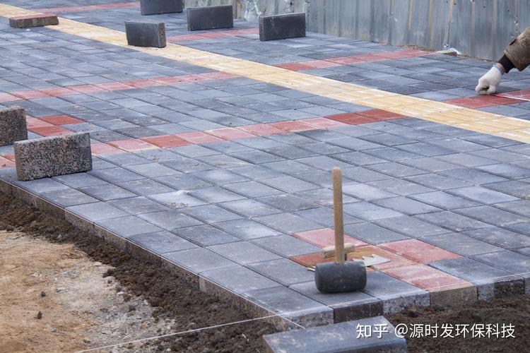 建设海绵城市郑州电厂西路环保透水砖铺设