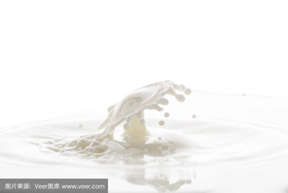 白色背景上的白色牛奶滴溅起的水花
