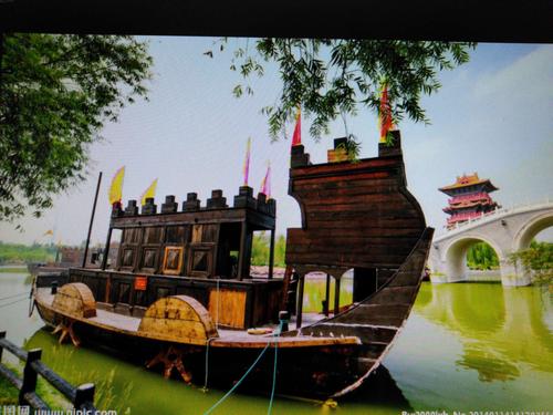 造型古朴的宋代木船,桅杆高耸,云帆高挂,象征着宋代汴河繁忙的漕运和