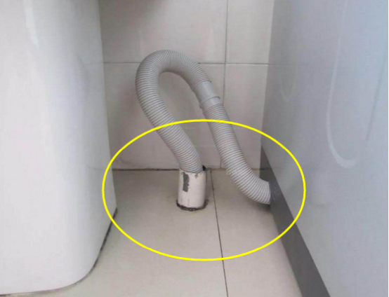 洗衣机排水管不要这样装每次洗衣服都溢水回家赶紧改掉