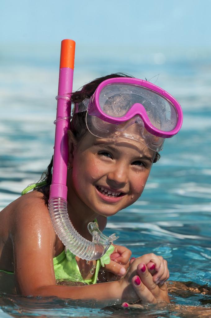 小女孩戴着潜水面具
