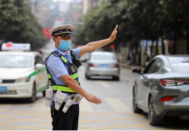 5月4日,在贵州省丹寨县龙泉镇,执勤交警在指挥交通.