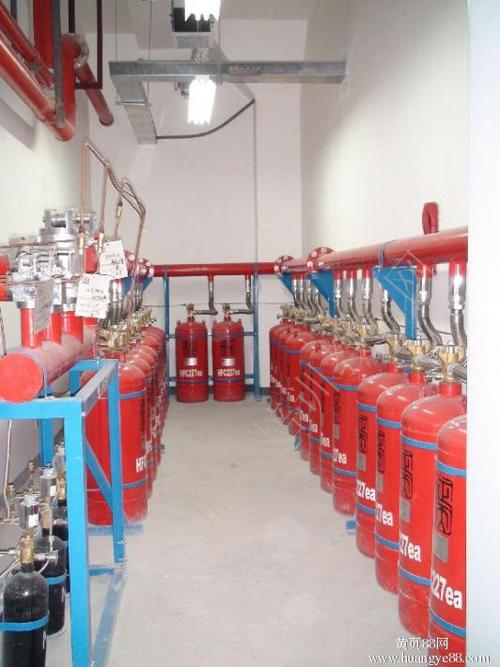下列关于气体灭火系统灭火剂储存装置安装不符合要求的是( ).