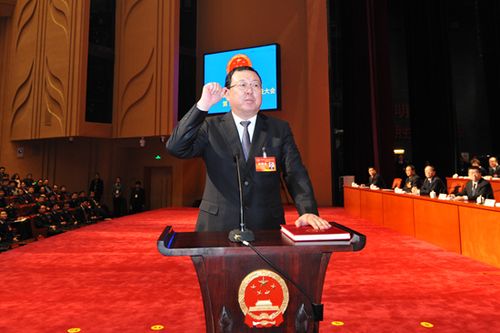 新任唐山市监察委员会主任穆伟利向宪法宣誓